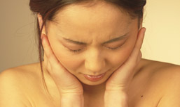 Foto: Porträt einer Frau, die sich die Ohren hält Foto: Porträt einer Frau, die sich die Ohren hält