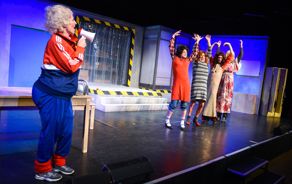 Foto: 5 Schauspieler auf der Bühne Foto: 5 Schauspieler auf der Bühne