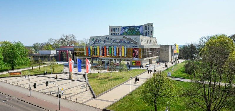 Foto: Panoramaansicht des Hauses mit Vorplatz Foto: Panoramaansicht des Hauses mit Vorplatz