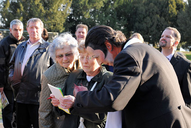 Foto: Mephisto im Gespräch mit Besuchern Foto: Mephisto im Gespräch mit Besuchern