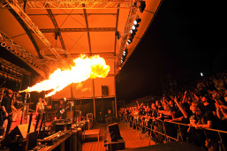 Foto: feuriges Konzert auf Freiluftbühne Foto: feuriges Konzert auf Freiluftbühne