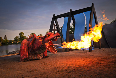 Foto: Feuer speiender Drache Foto: Feuer speiender Drache