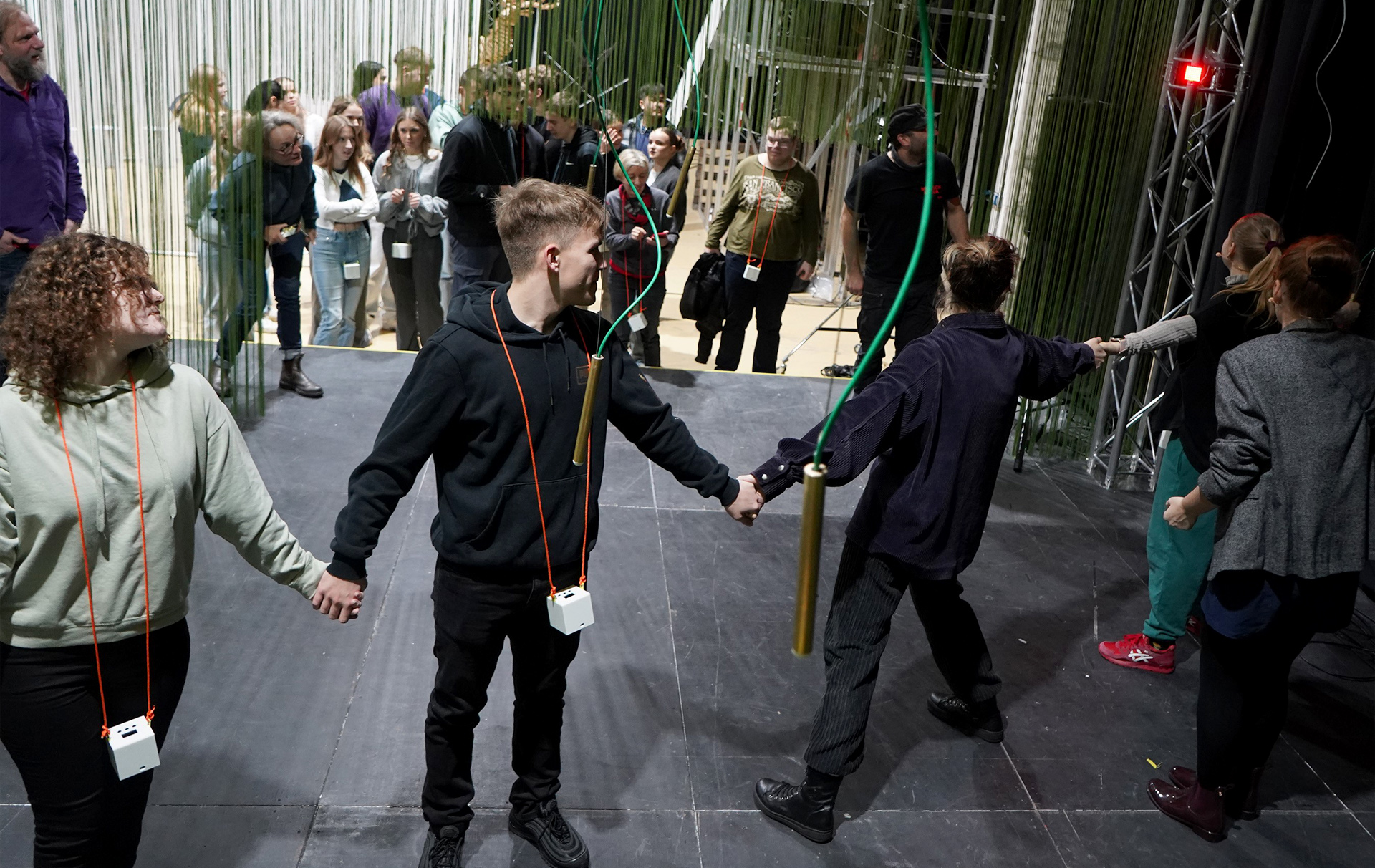 Foto: viele Schülerinnen und Schüler am Spielort Foto: viele Schülerinnen und Schüler am Spielort