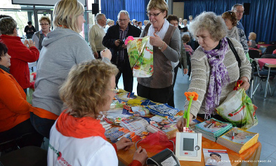 Foto: Besucher am Stand einer Apotheke Foto: Besucher am Stand einer Apotheke
