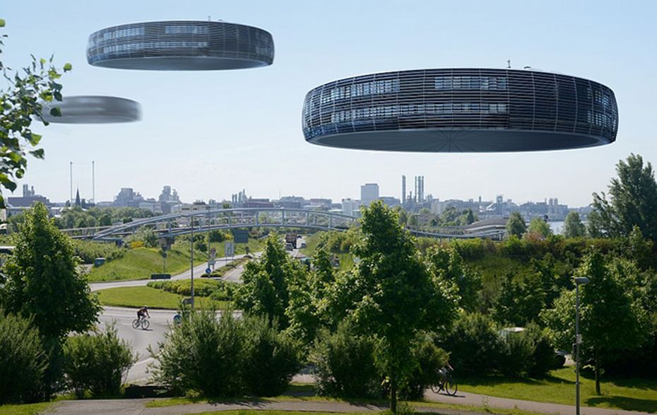 Blick vom Park auf die Stadt mit drei Ufos in der Luft
