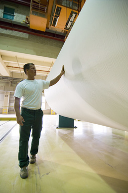 Foto: Arbeiter an einer Papierrolle Foto: Arbeiter an einer Papierrolle