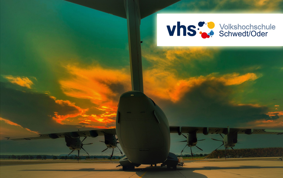 Foto: Miltärmaschine und VHS-Logo Foto: Miltärmaschine und VHS-Logo