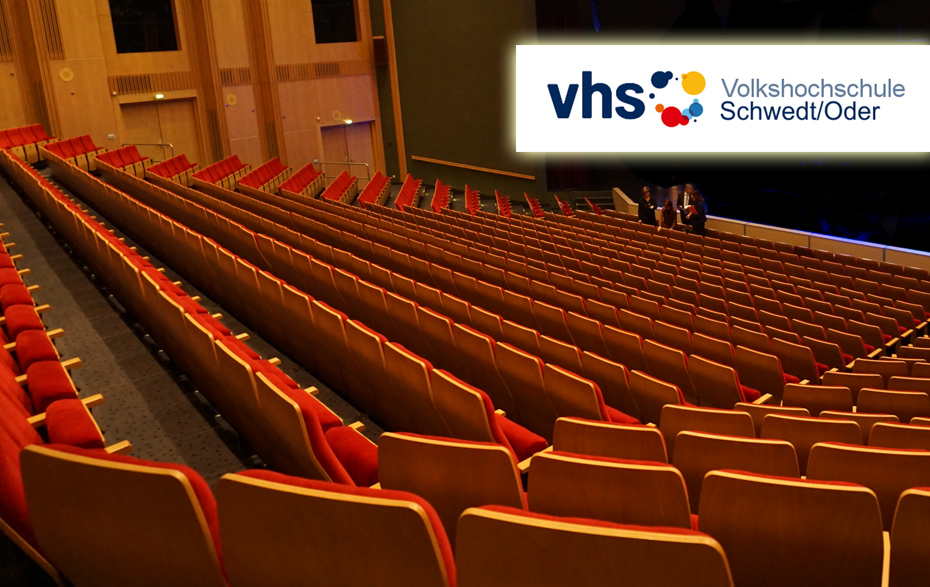 Foto: leerer Theatersaal und VHS-Logo Foto: leerer Theatersaal und VHS-Logo