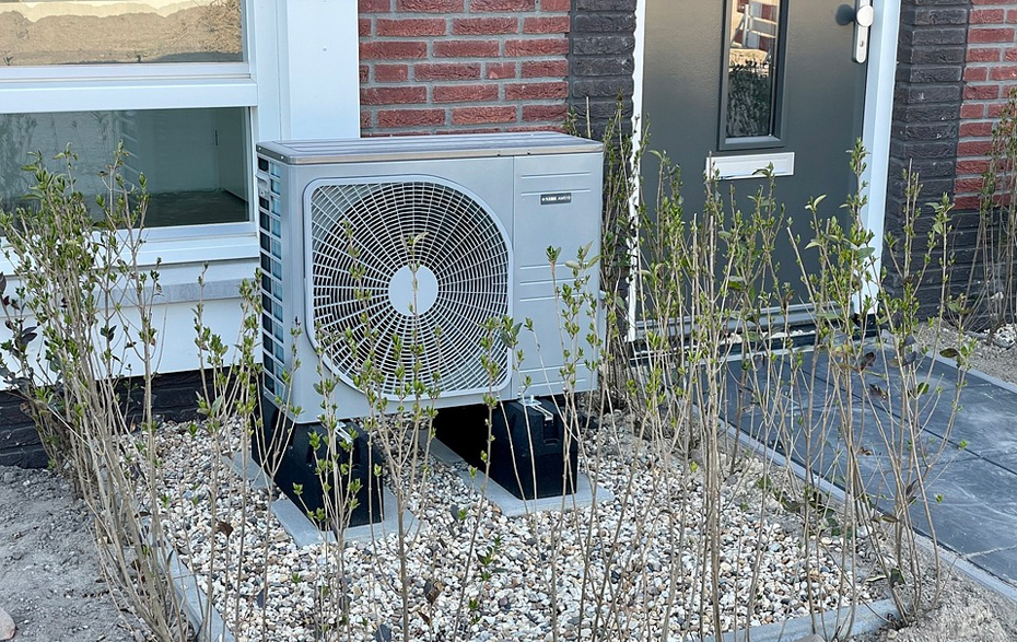 Foto: Wärmepumpe vor dem Haus Foto: Wärmepumpe vor dem Haus