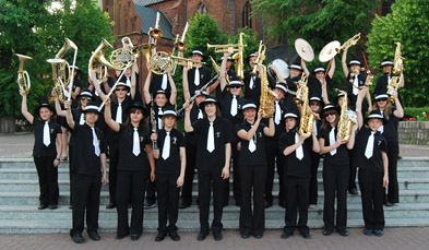 Foto: all Bandmitglieder halten ihre Blasinstrumente hoch Foto: all Bandmitglieder halten ihre Blasinstrumente hoch