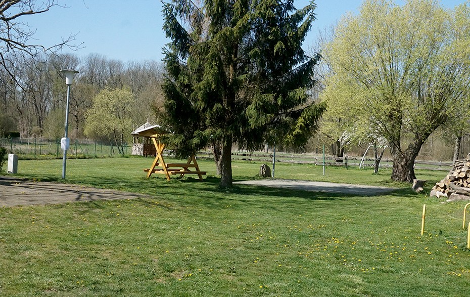 Foto: Spielplatz mit wenigen Spielgeräten