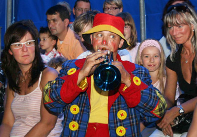Foto: ein Clown mit Publikum Foto: ein Clown mit Publikum