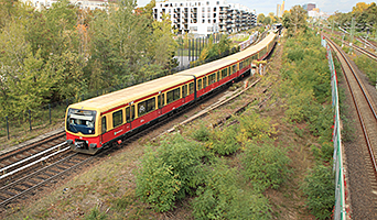 Eine S-Bahn fährt von Berlin nach Brandenburg