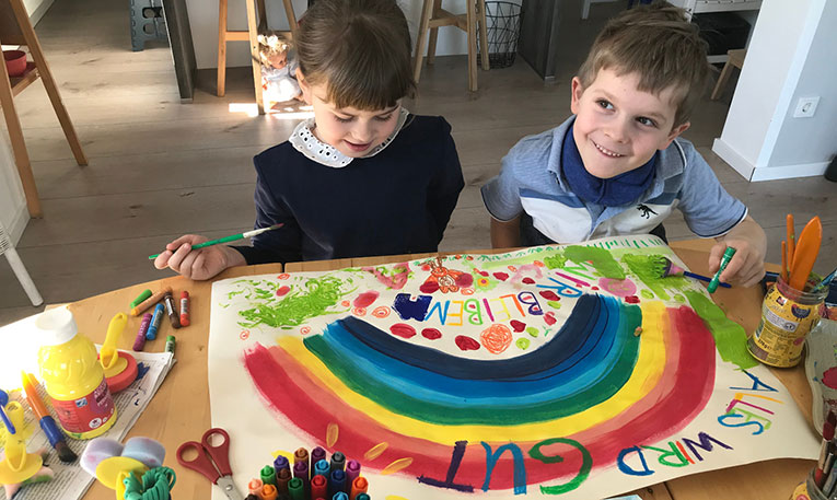 Kinder malen Regenbogen