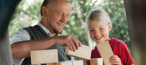 Mann baut mit Kind einen Turm