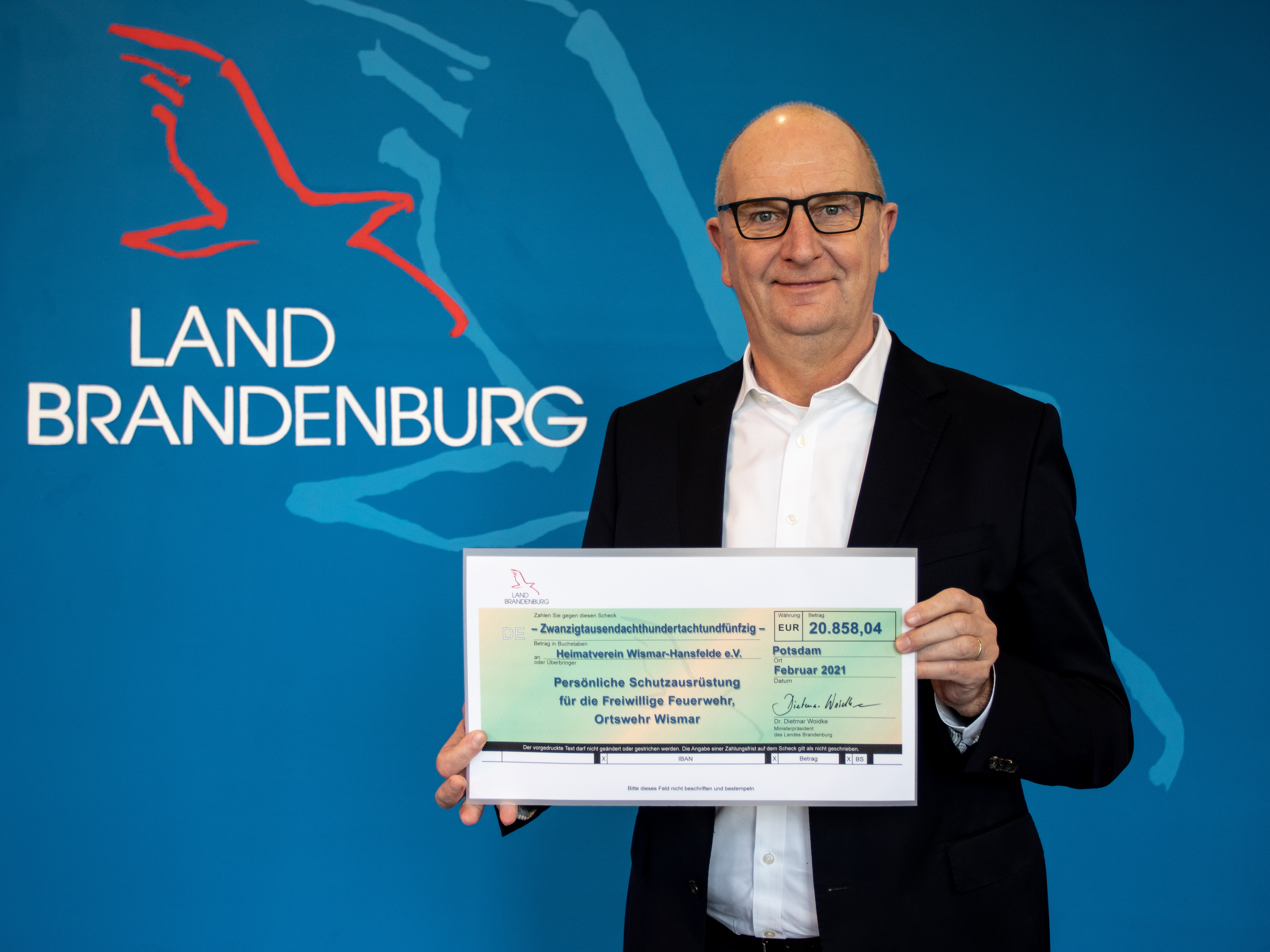 Ministerpräsident Woidke mit Scheck Ministerpräsident Woidke mit Scheck
