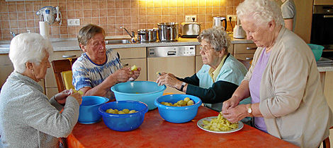 Frauen im Pflegeheim bei der Küchenarbeit Frauen im Pflegeheim bei der Küchenarbeit