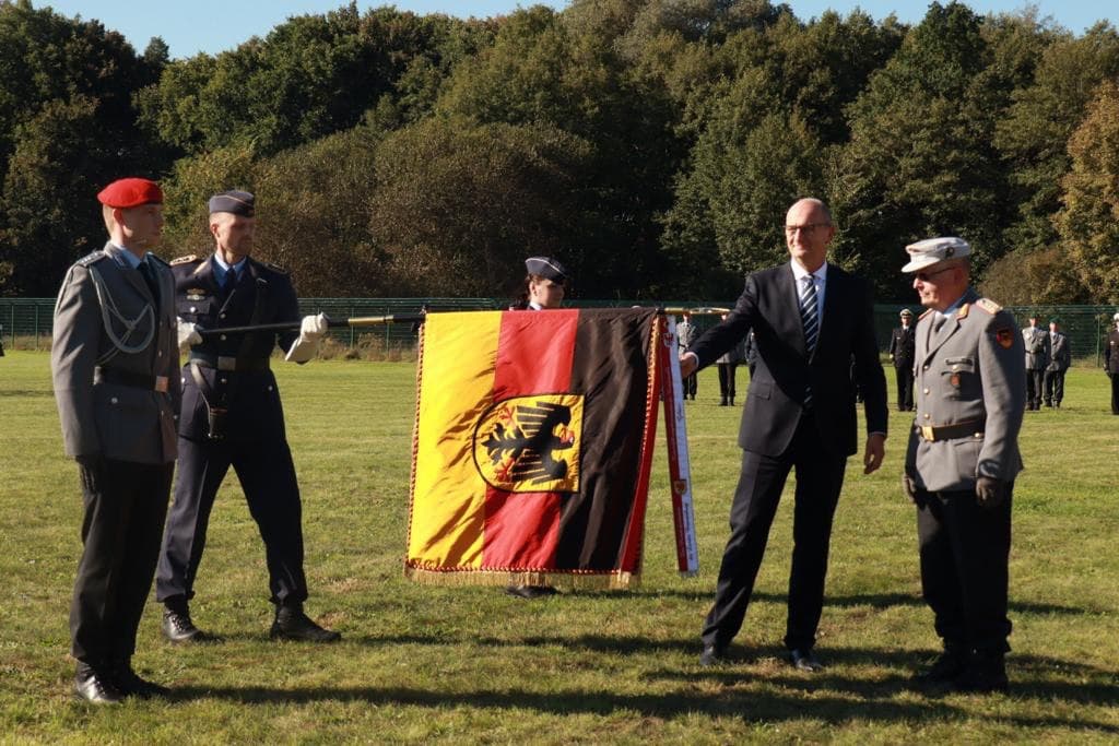 Ministerpräsident Woidke verleiht das Fahnenband Ministerpräsident Woidke verleiht das Fahnenband